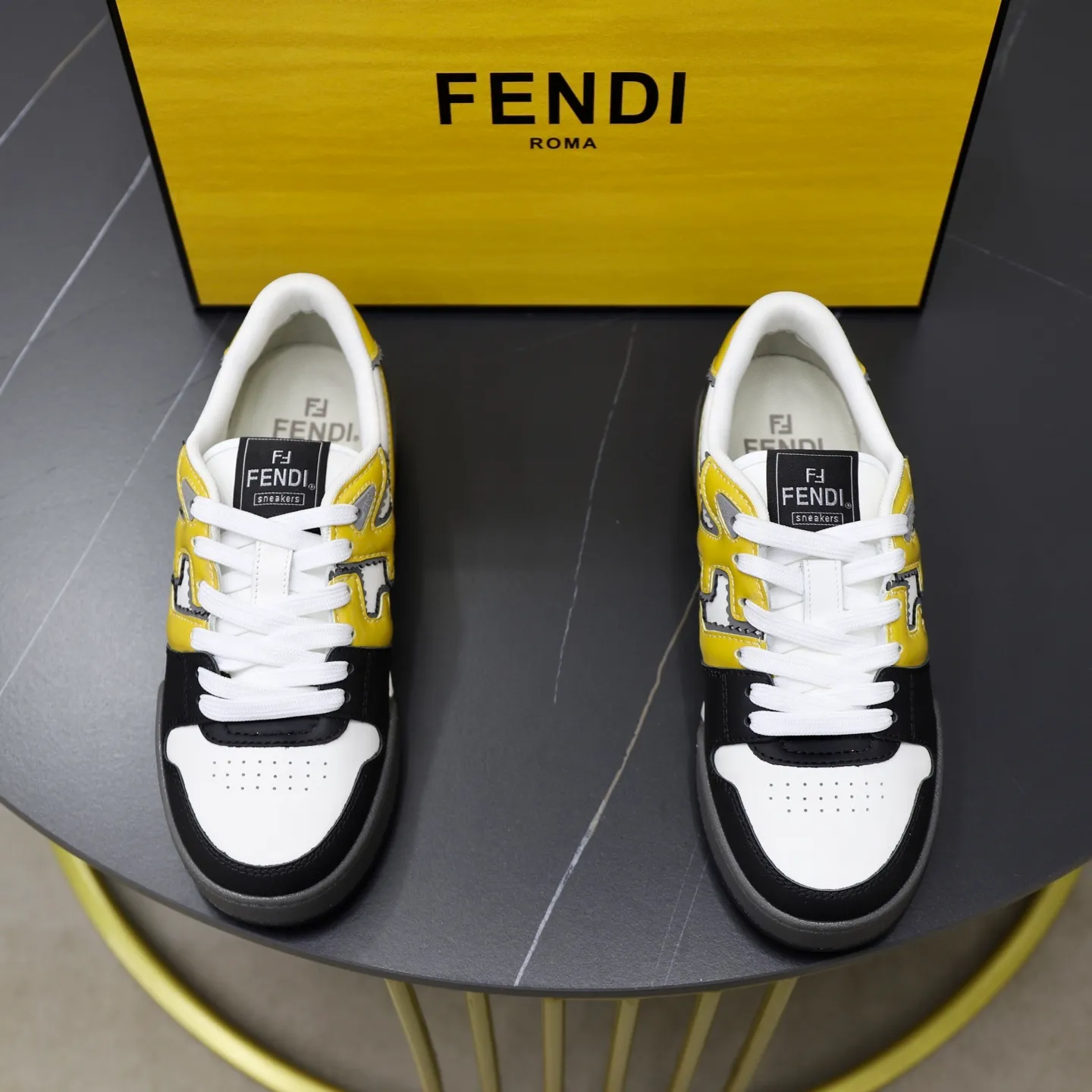 Ex-factory price: 640🔥Couple model (top original order) Brand: FENDI Size: 35-44 (customized for men 38 and 45) Grade: original order quality High version Material: Imported original cowhide stitching ➕ High-quality and comfortable lining Original TPU lightweight anti-slip outsole Style category: Travel fashion casual shoes Versatile trend